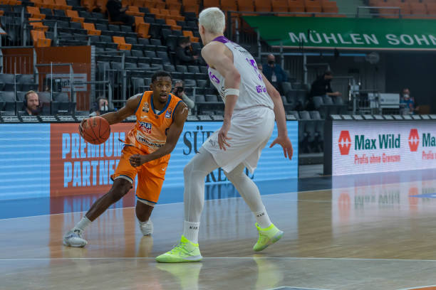 半场战报：曼联1-0伯恩利，卡塞米罗造乌龙，库尼亚伤退